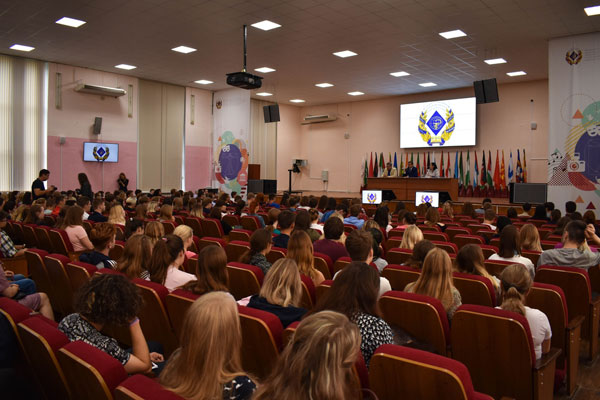 Традиционно в начале сентября состоялась встреча ректора, профессора Р.Е. Калинина с первокурсниками всех факультетов