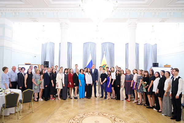 СРЕДИ ВЫПУСКНИКОВ, КОТОРЫХ ПОЗДРАВИЛ С УСПЕШНЫМ ОКОНЧАНИЕМ ШКОЛЫ ГУБЕРНАТОР, БЫЛИ И АБИТУРИЕНТЫ РЯЗГМУ