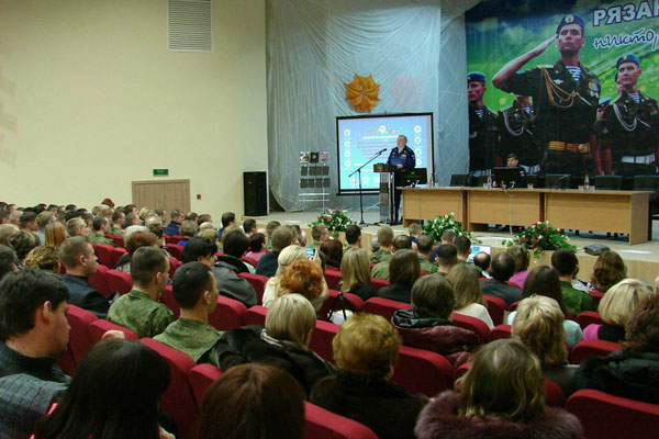 РЕКТОР УНИВЕРСИТЕТА ПРОФЕССОР РОМАН ЕВГЕНЬЕВИЧ КАЛИНИН ПРИНЯЛ УЧАСТИЕ ВО ВСТРЕЧЕ С КОМАНДУЮЩИМ ВДВ ВЛАДИМИРОМ АНАТОЛЬЕВИЧЕМ  ШАМАНОВЫМ