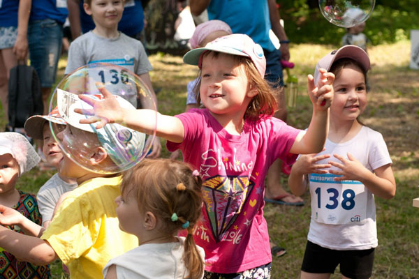 ДОБРОВОЛЬЦЫ ОРГАНИЗОВАЛИ БЛАГОТВОРИТЕЛЬНЫЙ ПРАЗДНИК ДЛЯ ДЕТЕЙ 