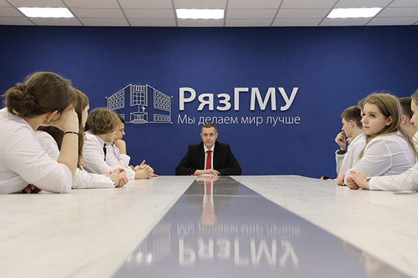 ШКОЛЬНИКАМ ВРУЧИЛИ ДОКУМЕНТЫ ОБ ОКОНЧАНИИ МЕДКЛАССОВ