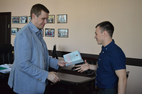 РЕКТОР ВРУЧИЛ ДИПЛОМЫ ОБ ОКОНЧАНИИ АСПИРАНТУРЫ 