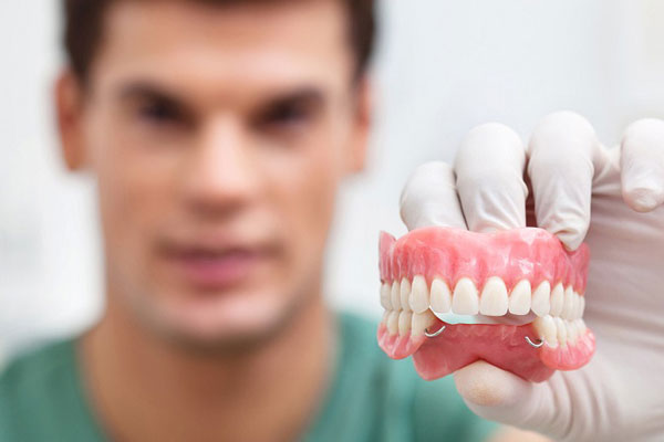 Scientifiques universitaires ont breveté des prothèses dentaires