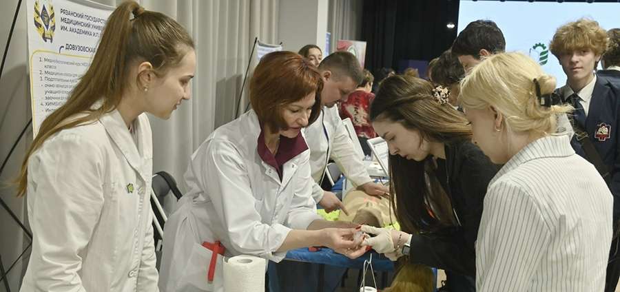 ШАГ В ПРОФЕССИЮ: АБИТУРИЕНТЫ РЕГИОНА ПОЗНАКОМИЛИСЬ С ВОЗМОЖНОСТЯМИ ОБУЧЕНИЯ В РЯЗГМУ