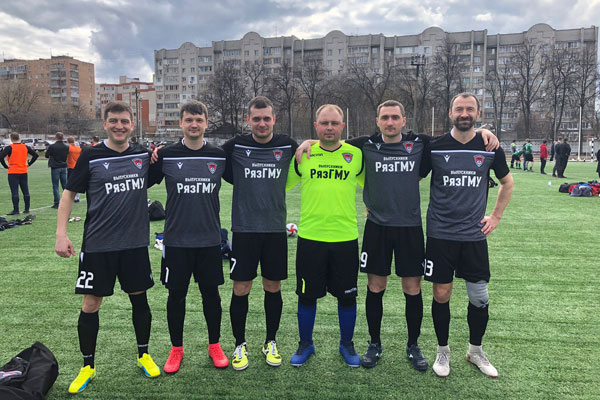 У ФУТБОЛЬНОЙ КОМАНДЫ «ВЫПУСКНИКИ РЯЗГМУ» ПОЯВИЛАСЬ НОВАЯ СПОРТИВНАЯ ФОРМА