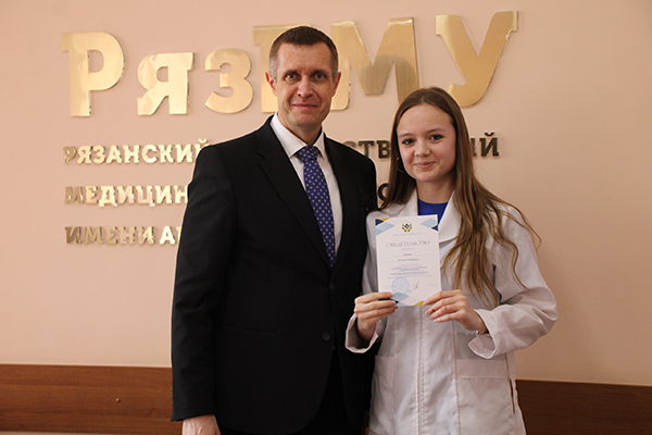 ВРУЧЕНИЕ СВИДЕТЕЛЬСТВ ОБ ОКОНЧАНИИ МЕДКЛАССОВ И ПОДГОТОВИТЕЛЬНЫХ КУРСОВ 