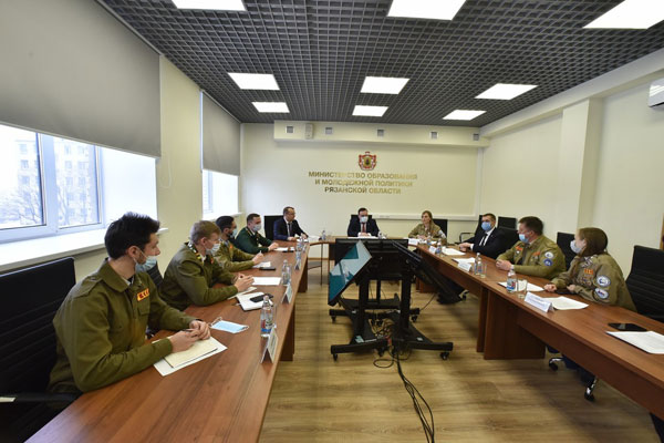 РОМАН КАЛИНИН ПРИНЯЛ УЧАСТИЕ В СОВЕЩАНИИ О РАЗВИТИИ СТУДЕНЧЕСКИХ ОТРЯДОВ