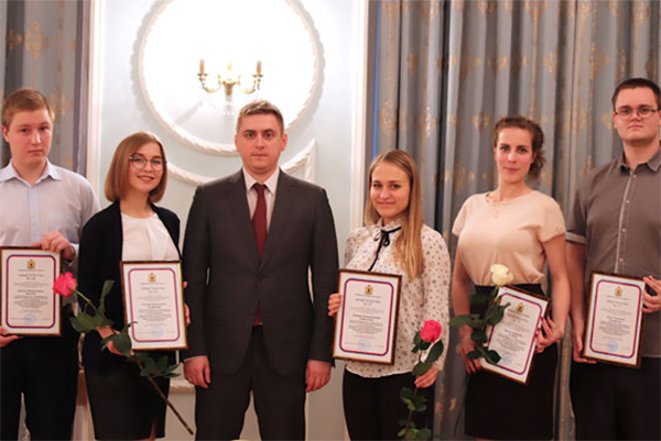 ЛУЧШИХ СТУДЕНТОВ НАГРАДИЛИ ИМЕННЫМИ СТИПЕНДИЯМИ ГУБЕРНАТОРА