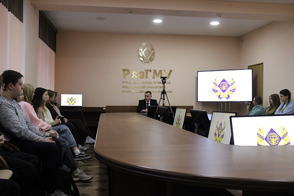 В РЯЗГМУ СТАРШЕКЛАССНИКАМ ВРУЧИЛИ СВИДЕТЕЛЬСТВА ОБ ОКОНЧАНИИ МЕДКЛАССОВ