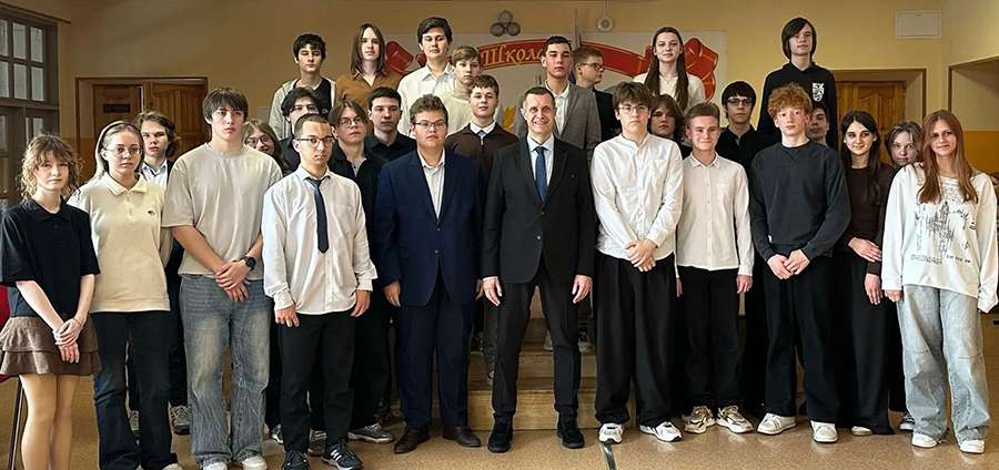 О ПРОФЕССИИ ВРАЧА — ИЗ ПЕРВЫХ УСТ: РЕКТОР РЯЗГМУ ВСТРЕТИЛСЯ СО ШКОЛЬНИКАМИ